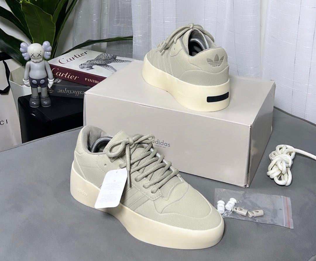 Adidas Low-Top Sneakers - Beige